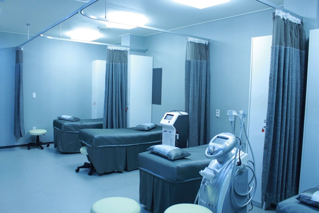 Picture of an empty hospital room.